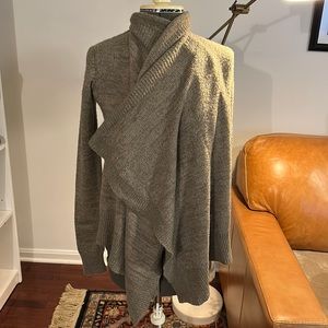 Abercrombie drapey sweater, gray/taupe color super soft size extra small 🤩
